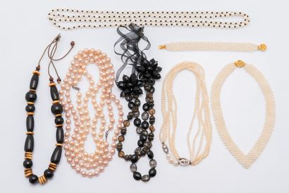 Important lot de bijoux fantaisies.