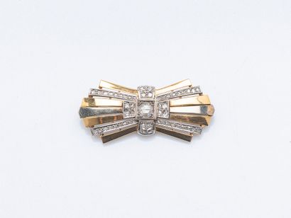 Knot-drawing plate brooch in 18k yellow gold...