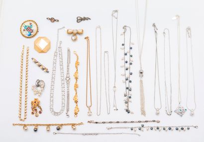 Un lot de bijoux fantaisies en métal et plaqués...