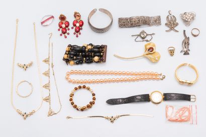 Important lot de bijoux fantaisies.