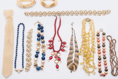 Important lot de bijoux fantaisies.