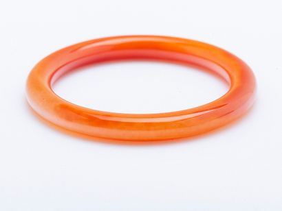 Bracelet jonc en jade orange teinté. 
Diam....