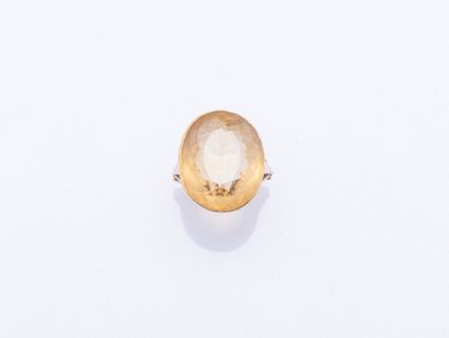 9K rose gold ring (375 ‰) adorned with a...