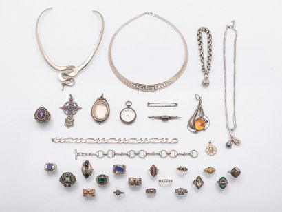 Lot en argent (925 ‰) comprenant un collier...