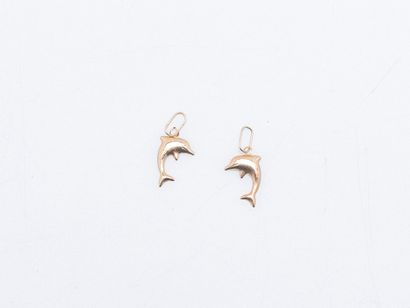 Deux charm's en or 9 carats (375 ‰) dessinant...
