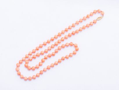 Necklace of imitation coral pink pearls,...