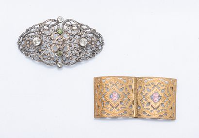 Set of two belt buckles:
- a silver buckle...