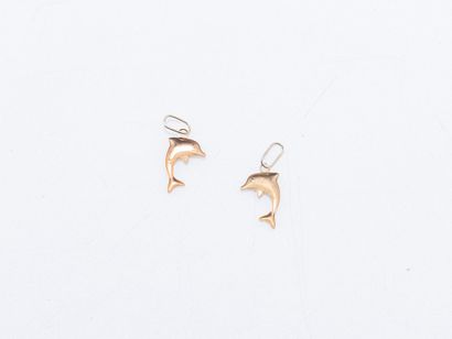 Deux charm's en or 9 carats (375 ‰) dessinant...