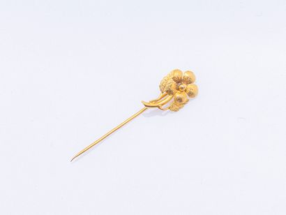 Pin in 18K yellow gold (750 ‰) adorned with...