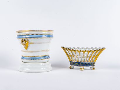 Lot comprenant :
- Un cache pot en porcelaine...