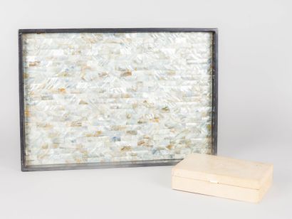 Lot comprenant : 
- Boite rectangulaire en...