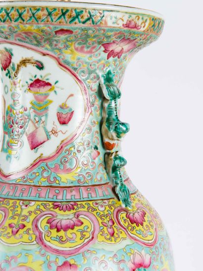 Chine
Vase balustre en porcelaine à décor...