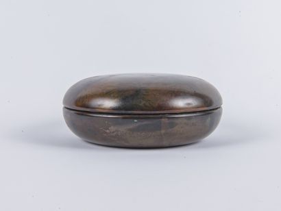 Boite ronde bombée en dinanderie 
Dilm.:...