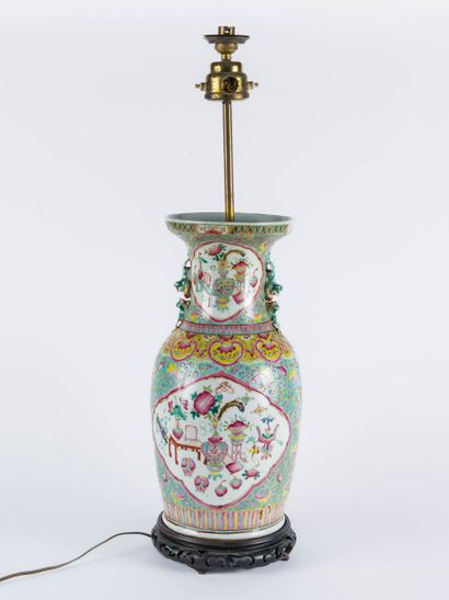 Chine
Vase balustre en porcelaine à décor...