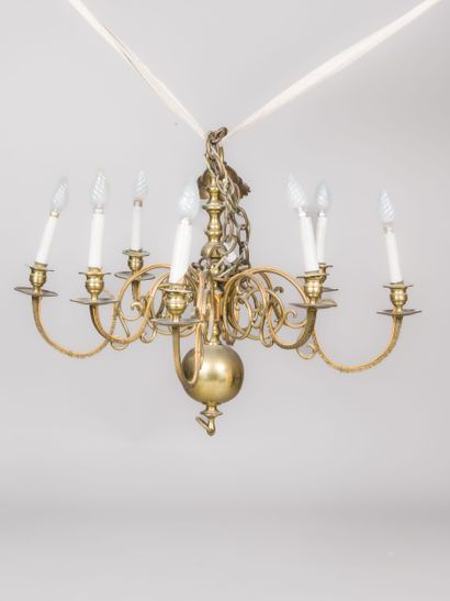 Lustre Hollandais à huit bras de lumières...