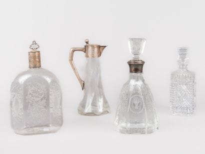 Lot comprenant : 
- Un flacon à liqueur en...