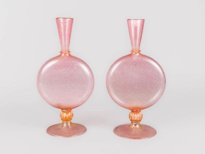 Paire de vase bouteille sur piédouche en...