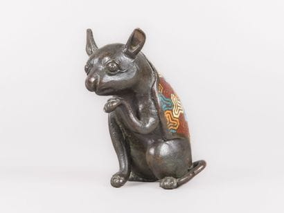 Japon
Rongeur en bronze orné d'émaux cloisonnés...