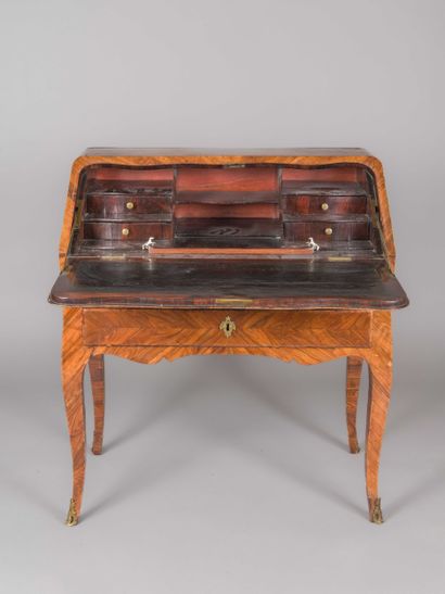 Bureau de pente en bois de placage marqueté...