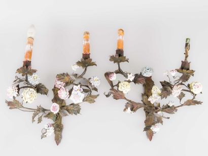 Paire d'appliques en métal peint et fleurs...