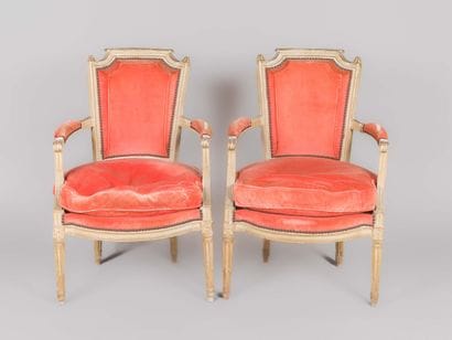 Paire de fauteuils en bois laqué gris, reposant...