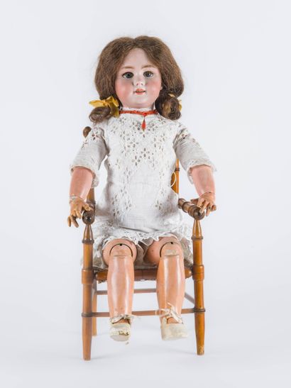 DEP 
Poupée en bois recomposé laqué, et porcelaine,...
