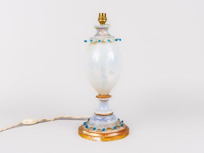 Lampe en opaline laiteuse sur socle en bois...