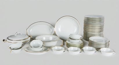 LIMOGES 
Service en porcelaine blanche à...