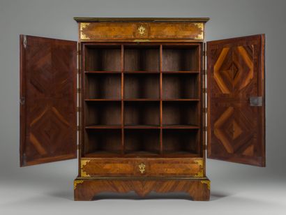 Storage cabinet in leaf-inlaid veneer opening...