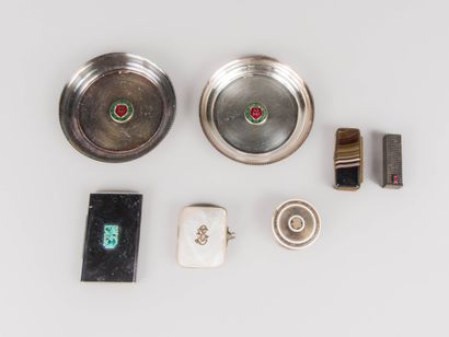 Lot comprenant : 
- Boîte à pilule en argent...