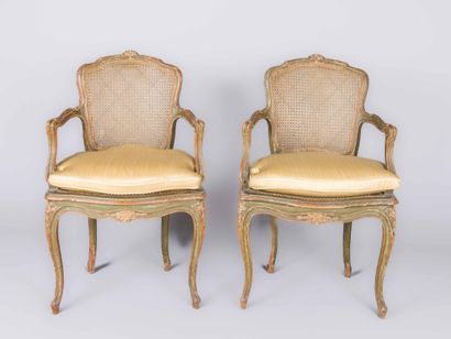 Paire de fauteuils cabriolet en bois mouluré...