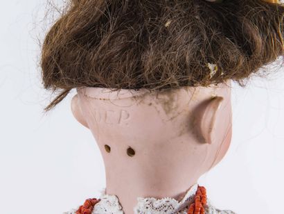 DEP 
Poupée en bois recomposé laqué, et porcelaine,...