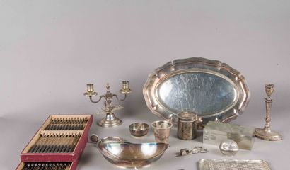 Lot comprenant : 
- Ensemble de couverts...