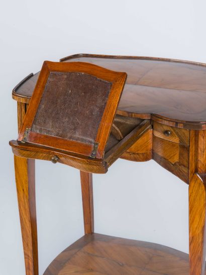 Small writing table in veneered wood with...