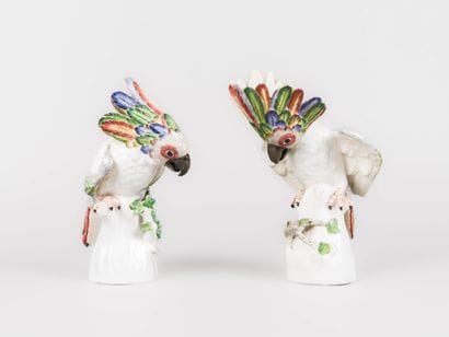 Deux cacatoès en porcelaine polychrome
H.:...