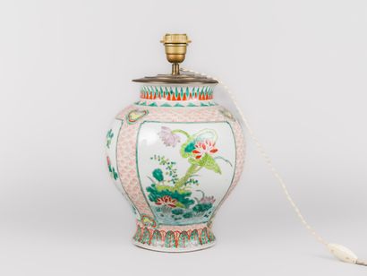 Chine 
Vase balustre en porcelaine à décor...