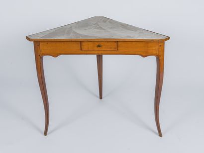Small tripod corner table in veneered wood...
