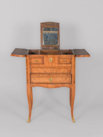 Petite coiffeuse en bois de placage marqueté...