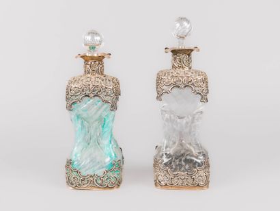 Paire de flacons en verre, monture en argent...