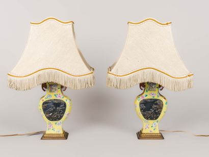Paire de vases en porcelaine de Chine émaillés...