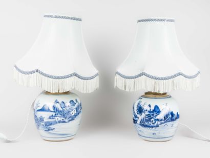 Chine 
Deux lampes boules en porcelaine blanc...
