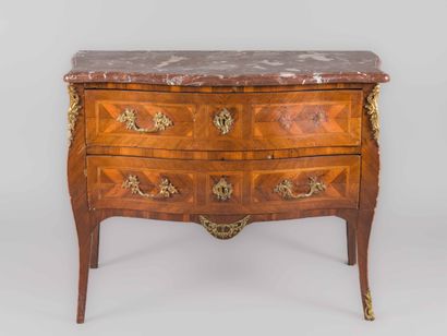 Commode sauteuse en bois de placage marqueté...