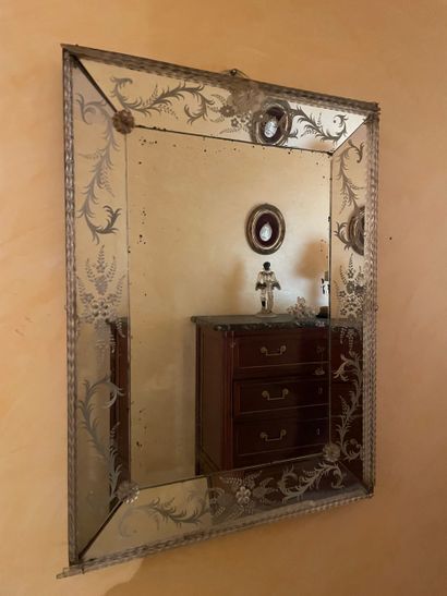 Miroir en verre de Venise 
Dim.: 86 x 60...