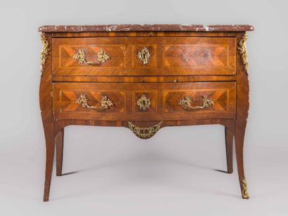 Commode sauteuse en bois de placage marqueté...