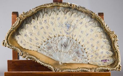 Eventail en nacre, papier peint, plumes et...