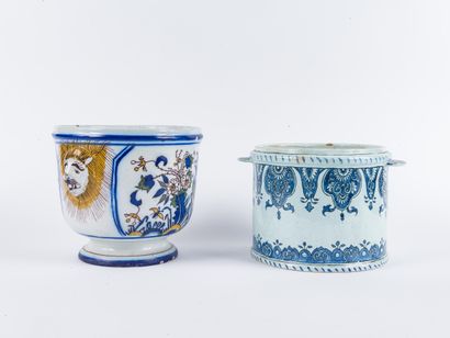 Lot comprenant :
- Un cache pot en porcelaine...