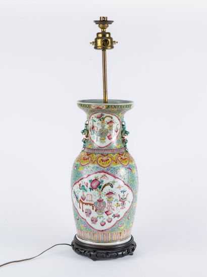 Chine
Vase balustre en porcelaine à décor...