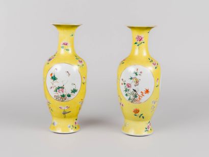 Chine, XIXe siècle
Paire de vases en porcelaine...