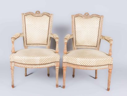 Paire de fauteuils cabriolet en bois mouluré...