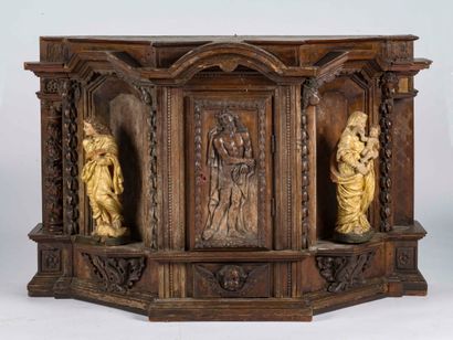 Tabernacle d'autel en bois sculpté en haut...